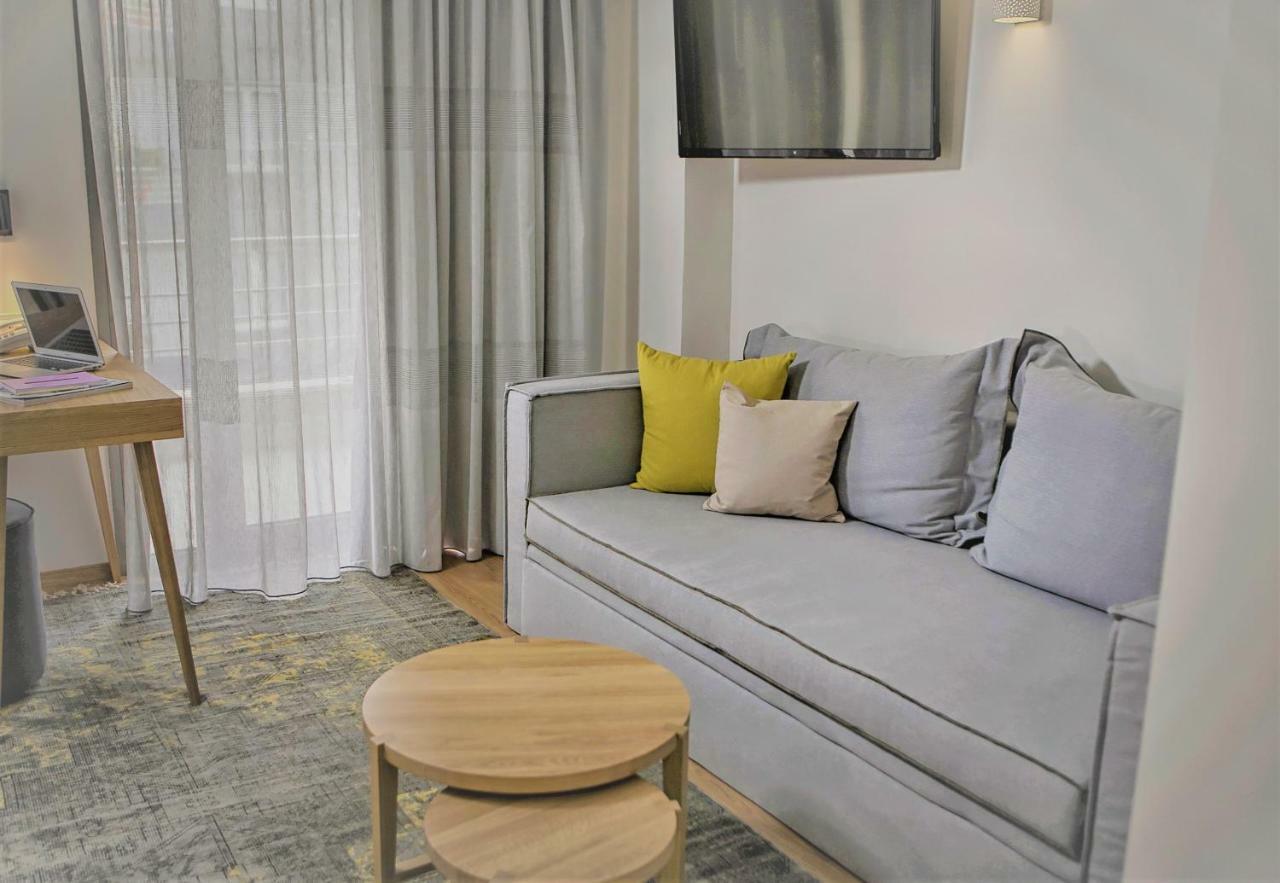Junior Queen Room